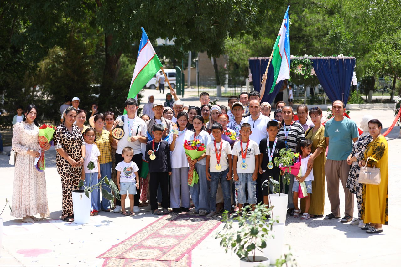 Chempionlar Guliston shahar15- maktabda tantanali kutib olindi