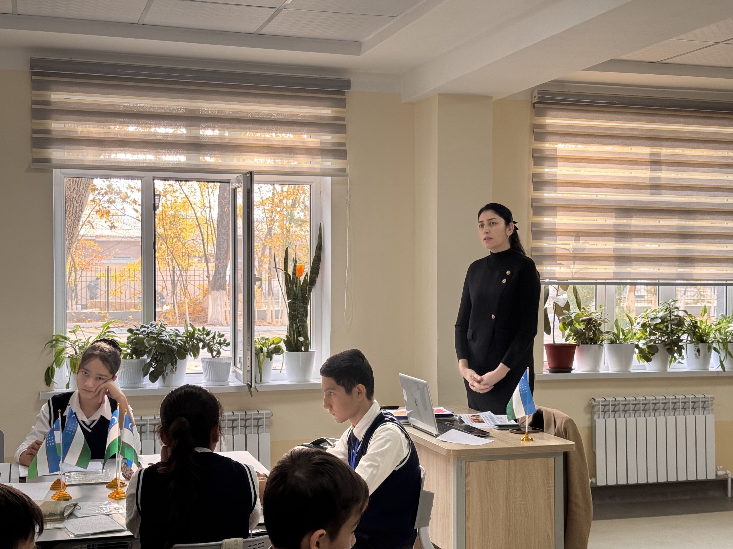 Sirdaryoda “Kelajak soatlari” doirasida o‘quvchilarga “O‘zbekiston bayrog‘i” mavzusida dars o‘tkazildi